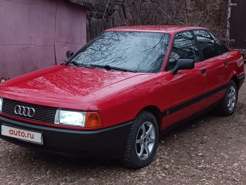 Красная ауди 80