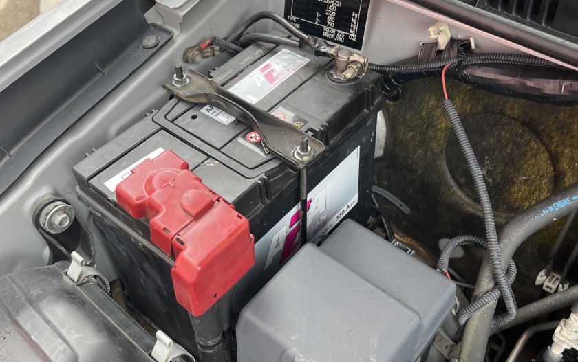 Сузуки Джимни замена лампы ближнего света