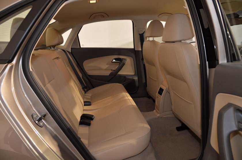 Бежевый салон Фольксваген поло седан