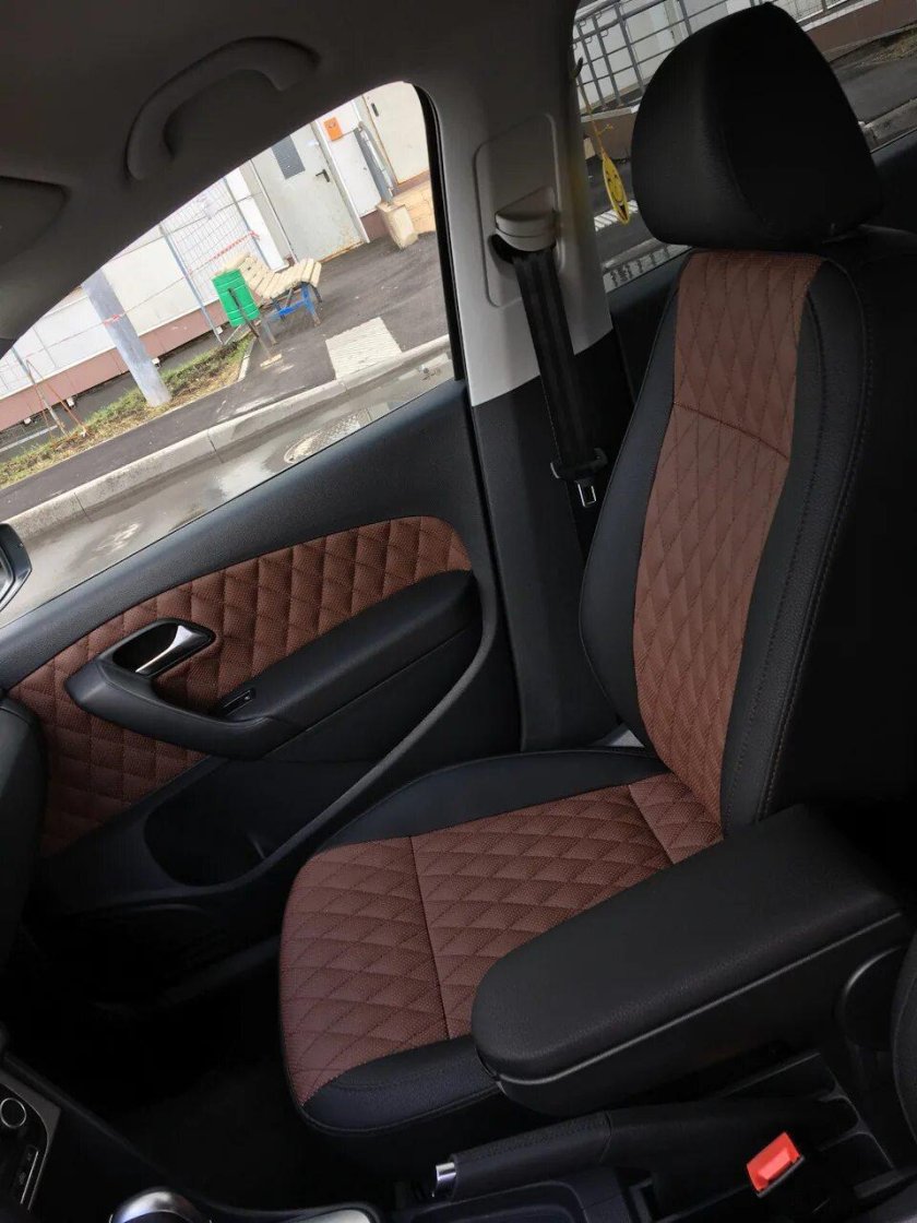 Коричневый салон поло седан