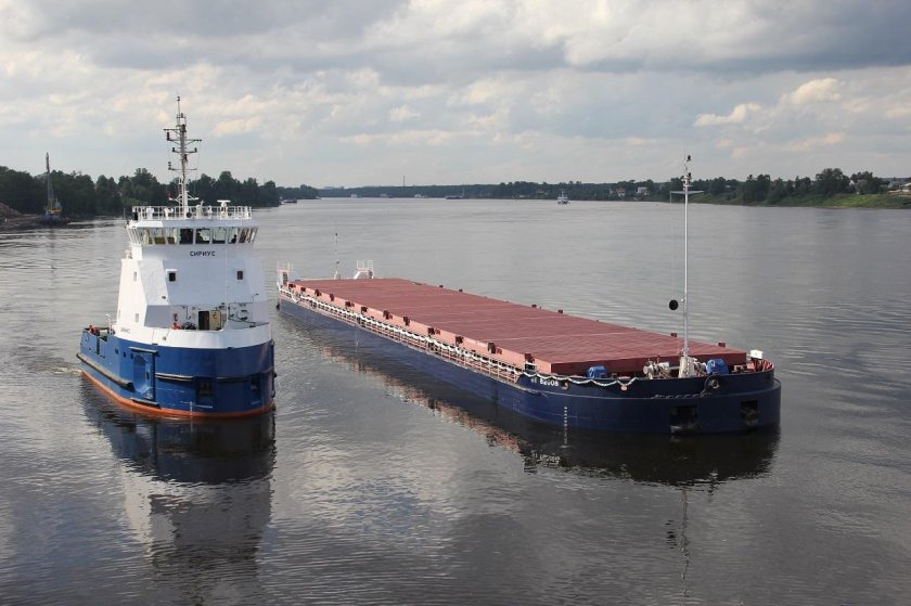 Грузовая баржа Череповец