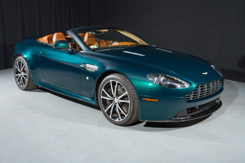 Астон Мартин зеленый