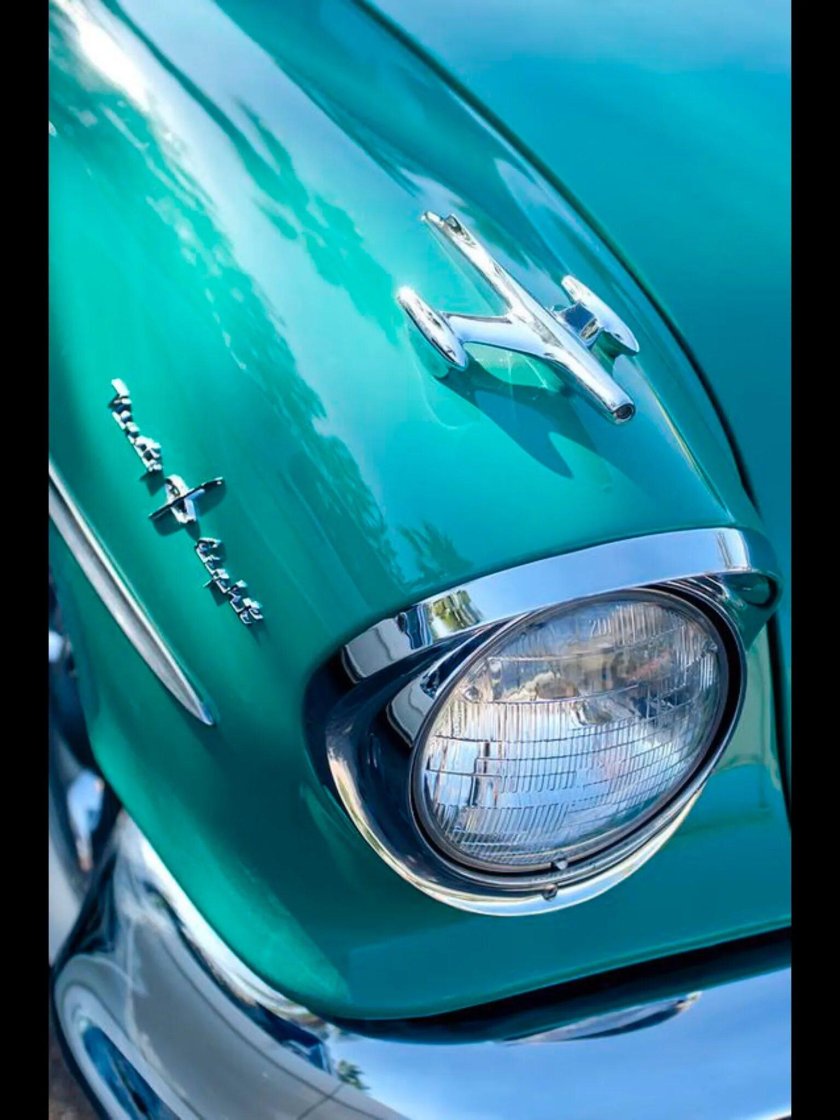 Бирюзовый автомобиль