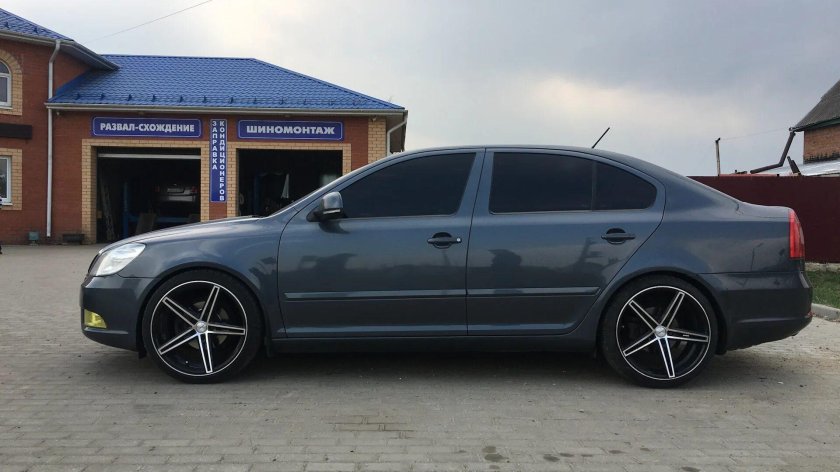 Skoda Octavia a5 черная r17