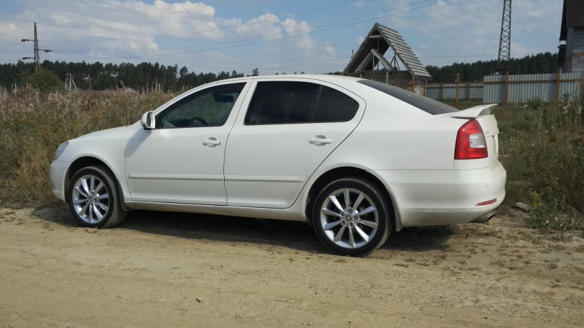Skoda Octavia a7 белая r17
