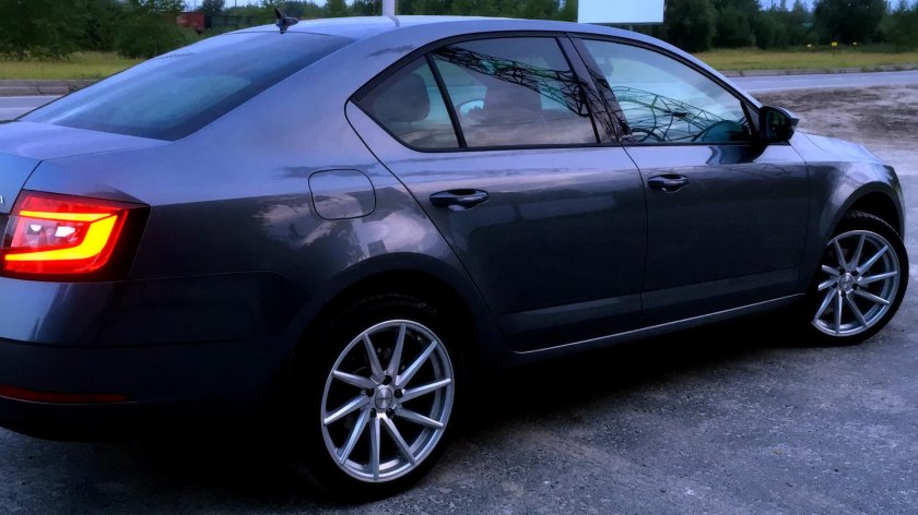 Черная Шкода Октавия а7 на дисках