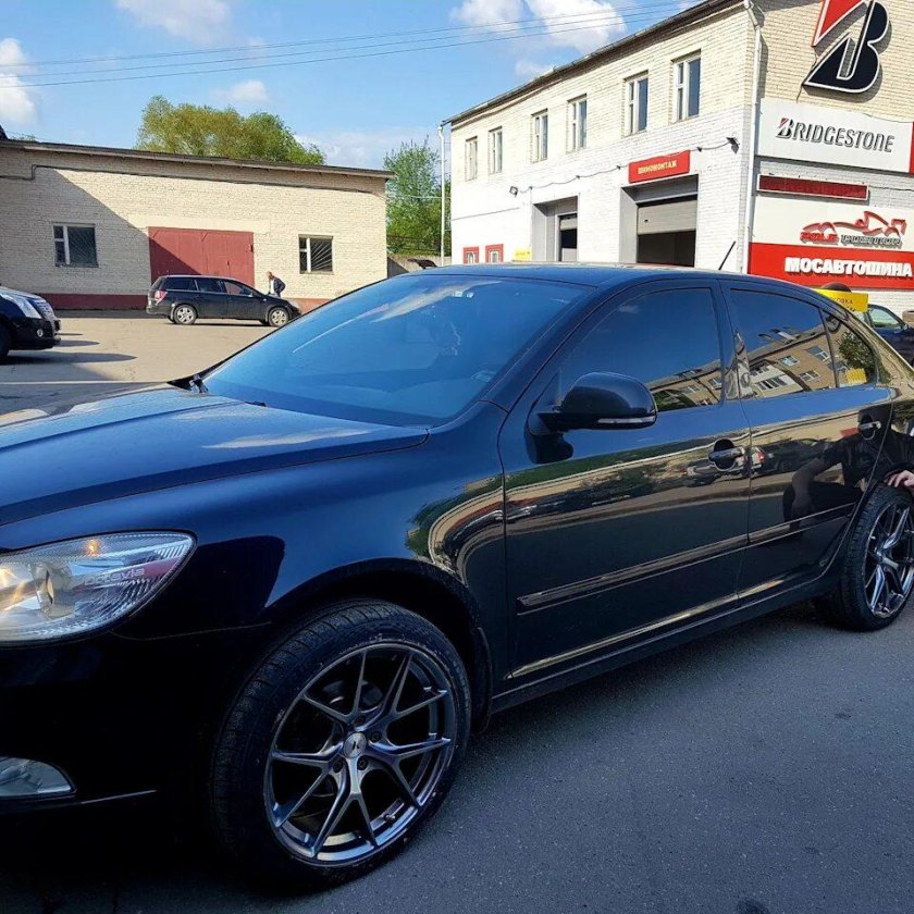 Skoda Octavia a5 черная r17