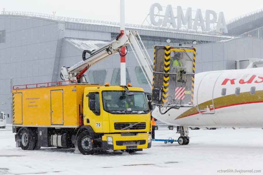 Аэродромная противообледенительная машина