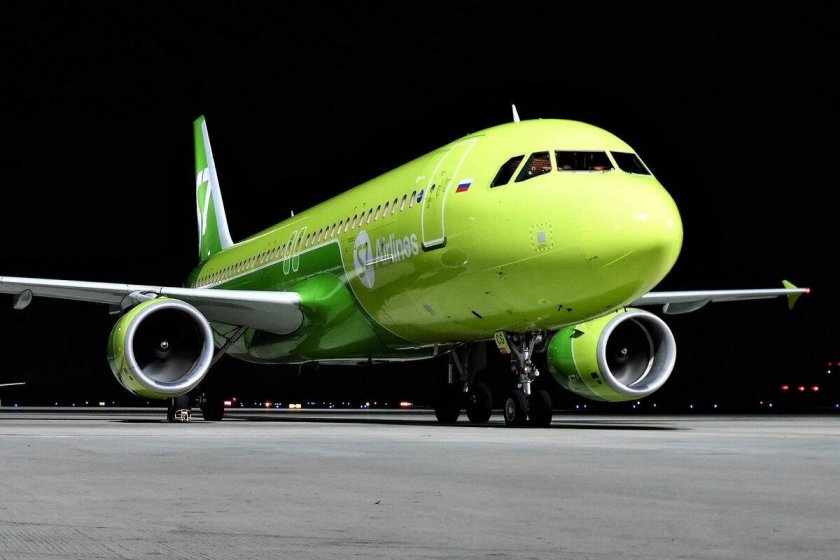 Самолет Сибирь s7