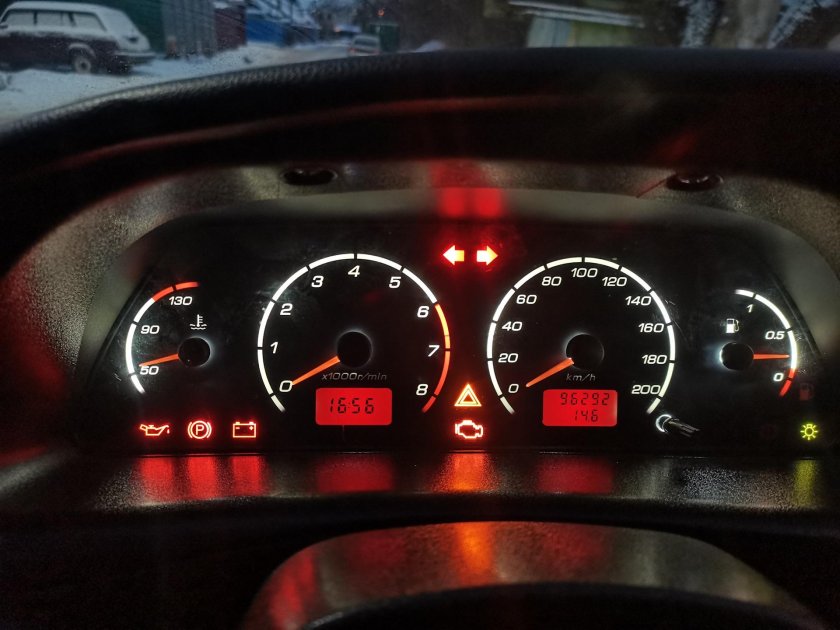 Лампочка на панели приборов Нива Шевроле 2013 года