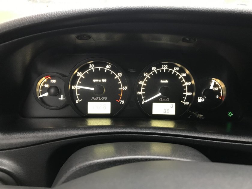 Chevrolet Niva приборка