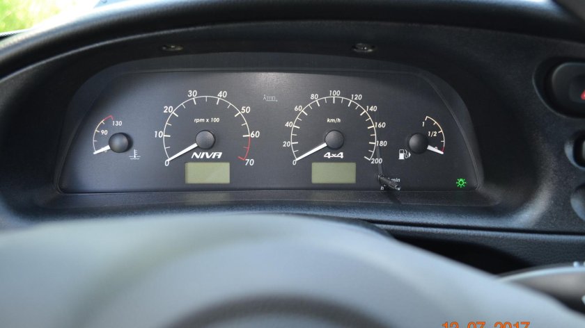 Панель приборов Шеви Нива