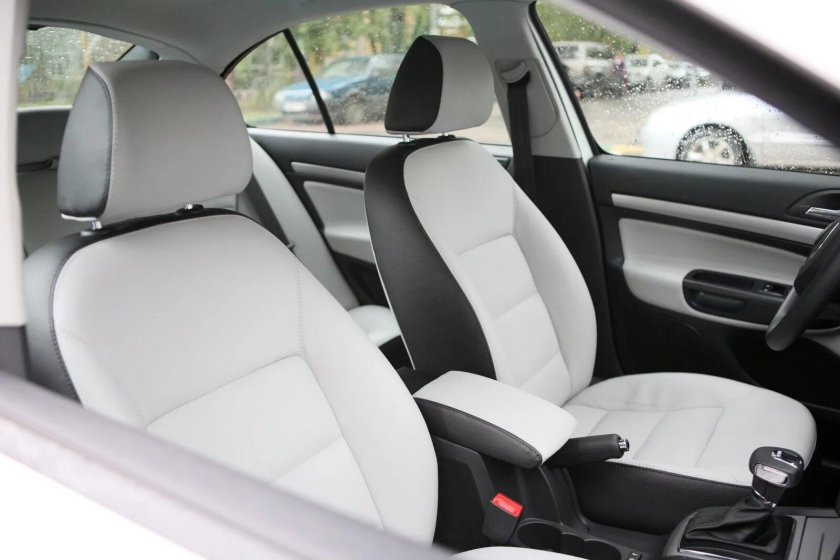 Шкода Октавия а5 белый салон