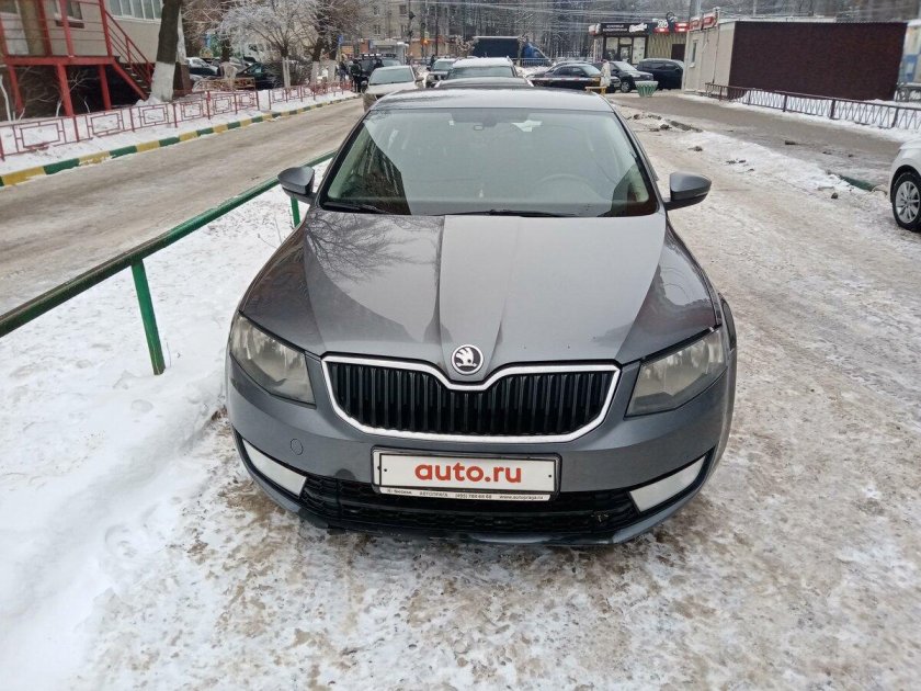 Шкода Октавия серо белая