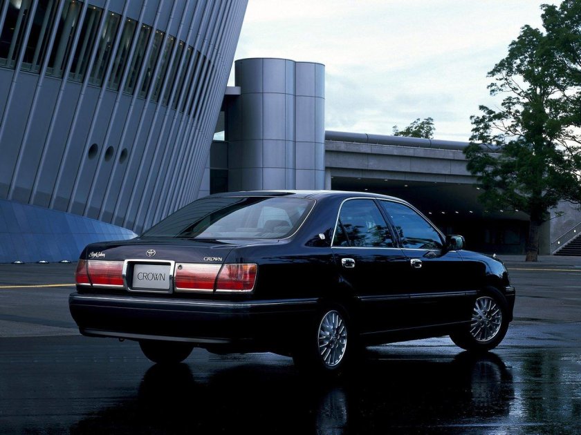 Toyota Crown s170 седан.
