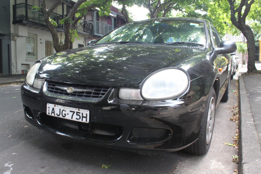 Старый Крайслер 2000 сзади