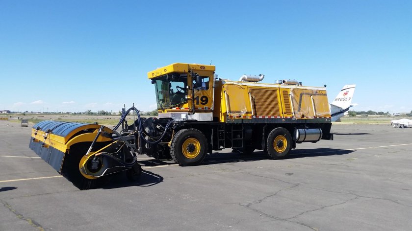 Аэродромная вакуумная подметально-уборочная машина