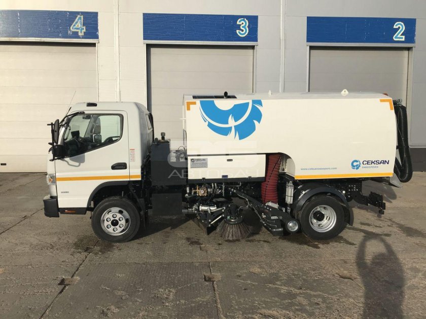 Как работает дорожная вакуумно подметальная машина (пылесос) Mitsubishi Fuso