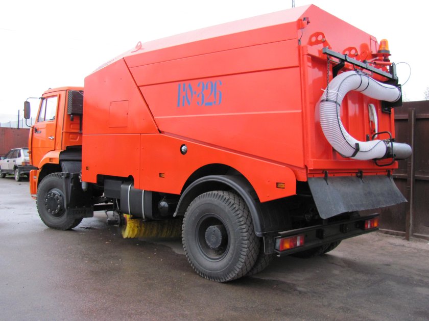 Ко-326-06 на шасси КАМАЗ-53605 подметально-уборочная (вакуумная)