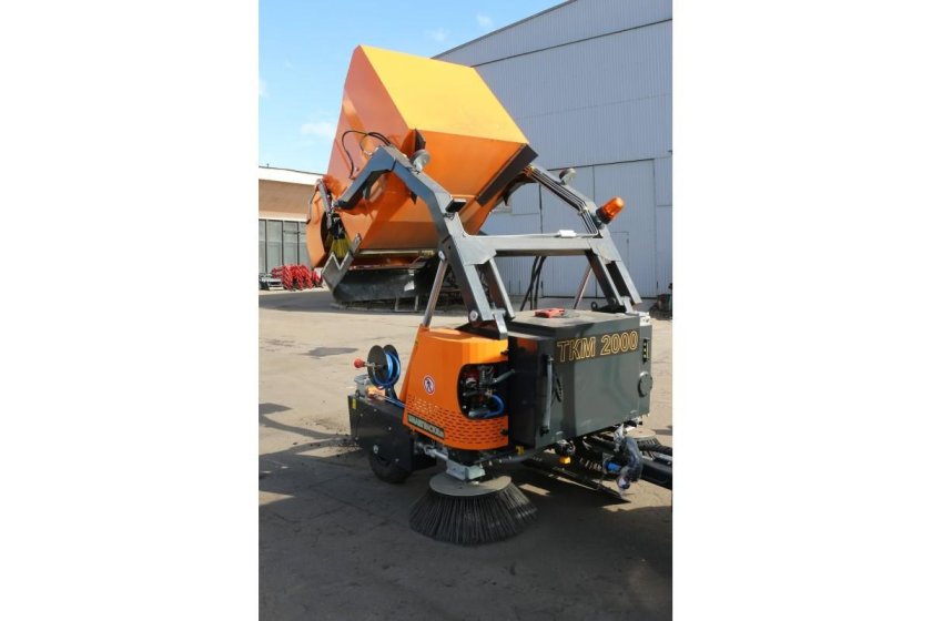 Полуприцеп тракторный подметально-уборочный ТКМ-2000