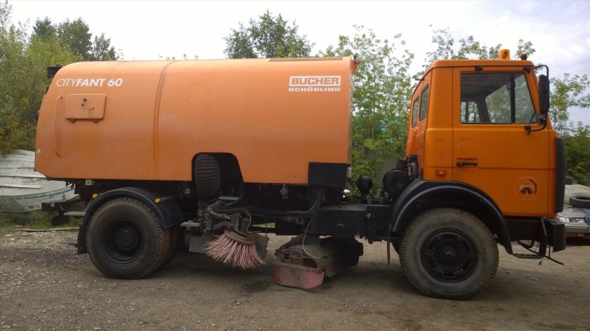 Подметальная машина на шасси МАЗ-5337