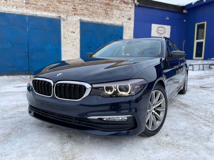 BMW 320i черная