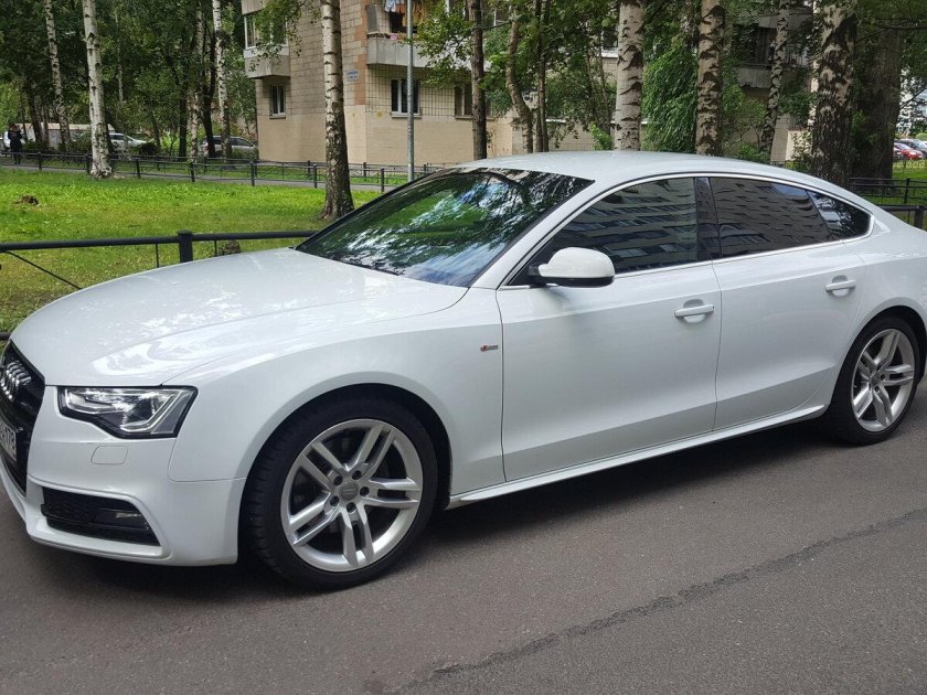 Белая Ауди а5 Спортбэк