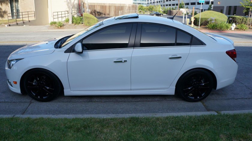 Chevrolet Cruze черный на дисках