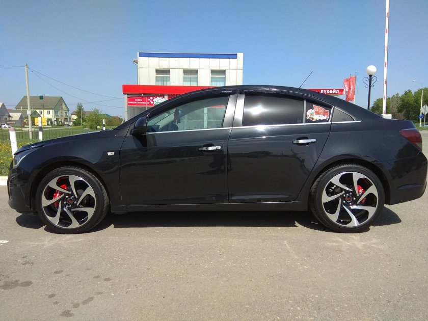 Шевроле Круз черный на 17 дисках