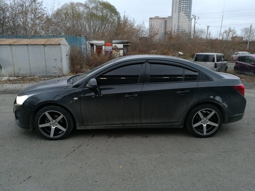 Шевроле Круз черный на 18 дисках