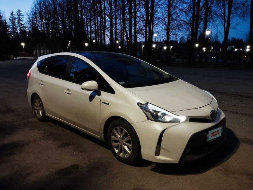 Toyota prius alpha 2015