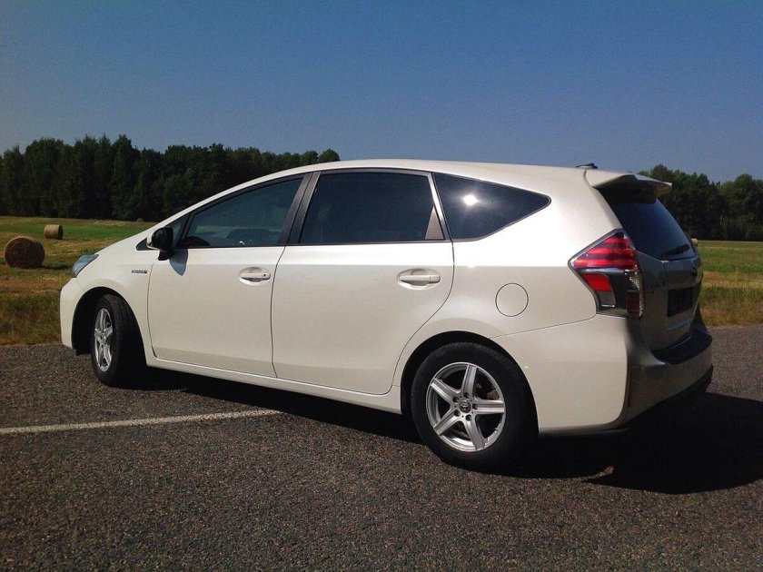 Toyota prius alpha 2014