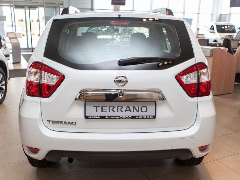 Nissan Terrano сзади