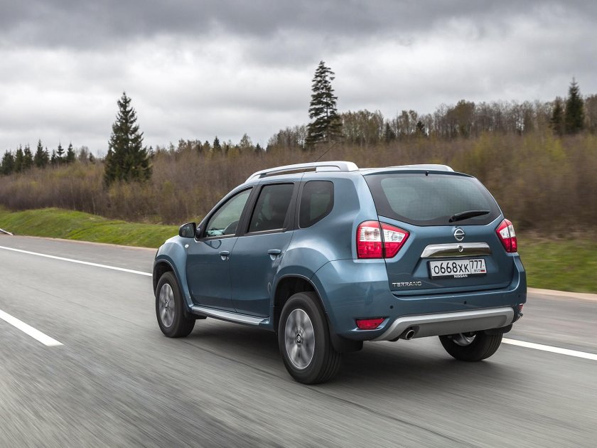 Nissan Terrano сзади