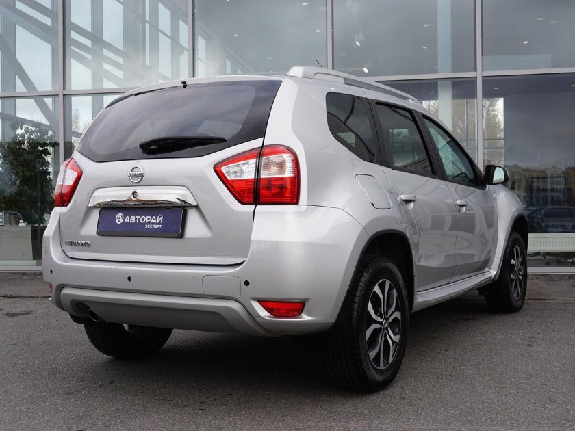 Nissan Terrano сзади