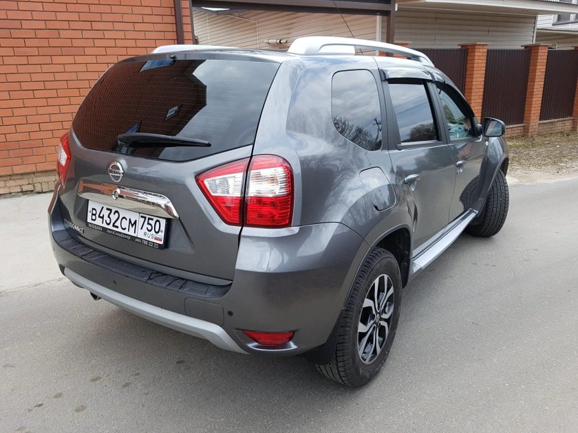 Nissan Terrano сзади
