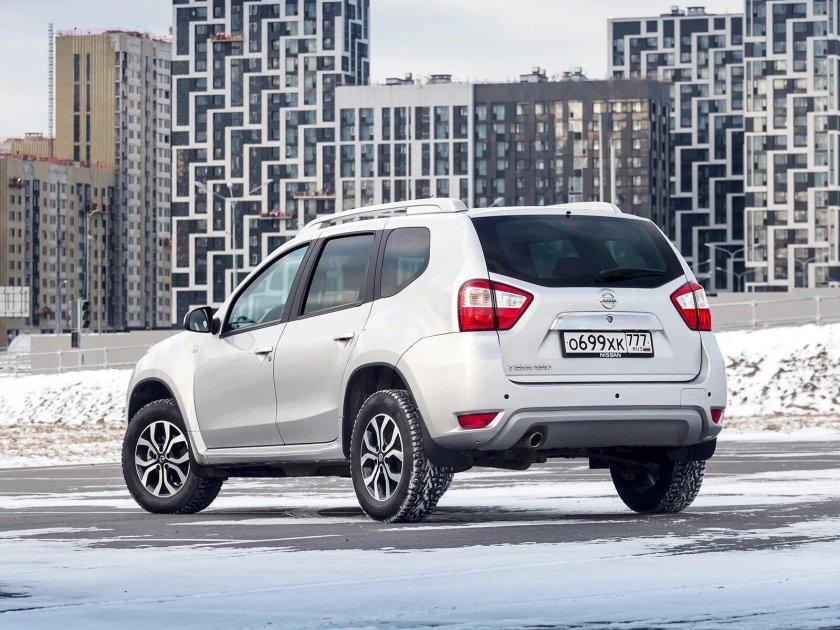 Nissan Terrano сзади