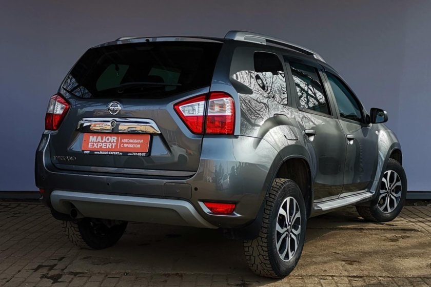Nissan Terrano сзади