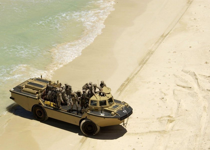 Военный катер амфибия Ирбис