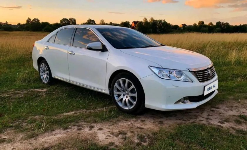 Toyota Camry v50 белая