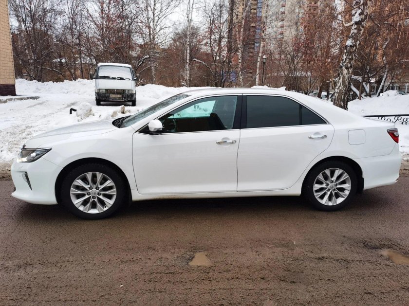 Тойота Камри белая