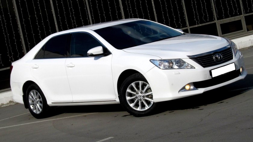 Тойота Камри белый металлик