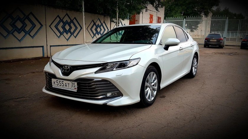 Toyota Camry 70 белый 2.5