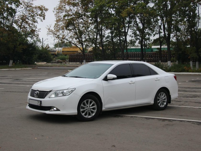 Toyota Camry 2013 белая