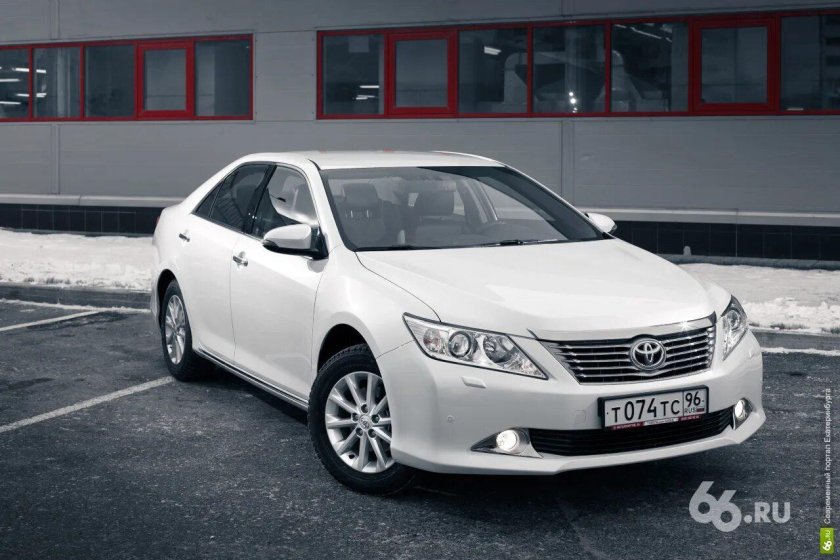 Toyota Camry 2013 белая