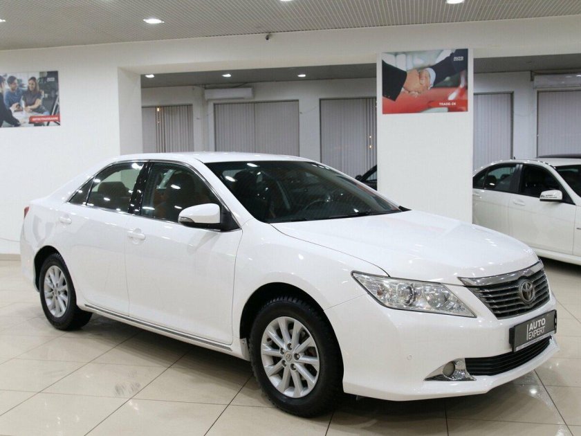 Тойота камри белая