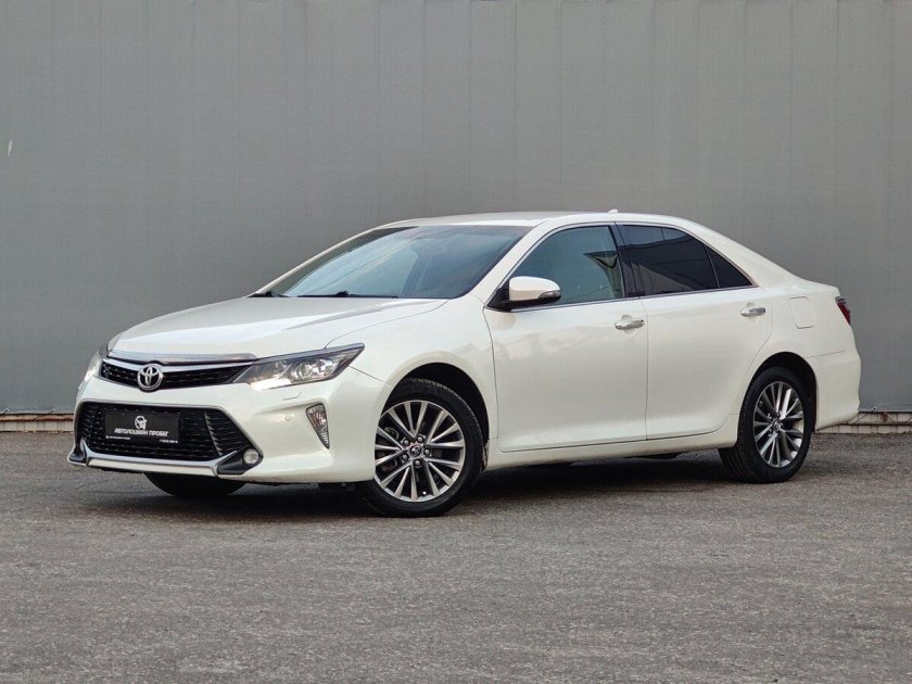 Тойота Камри 2018 белая