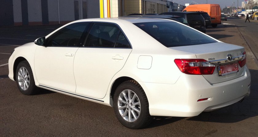 Toyota Camry v50 белая
