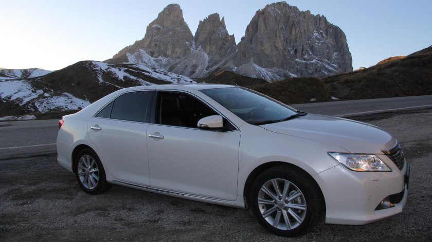 Toyota Camry 2013 белая