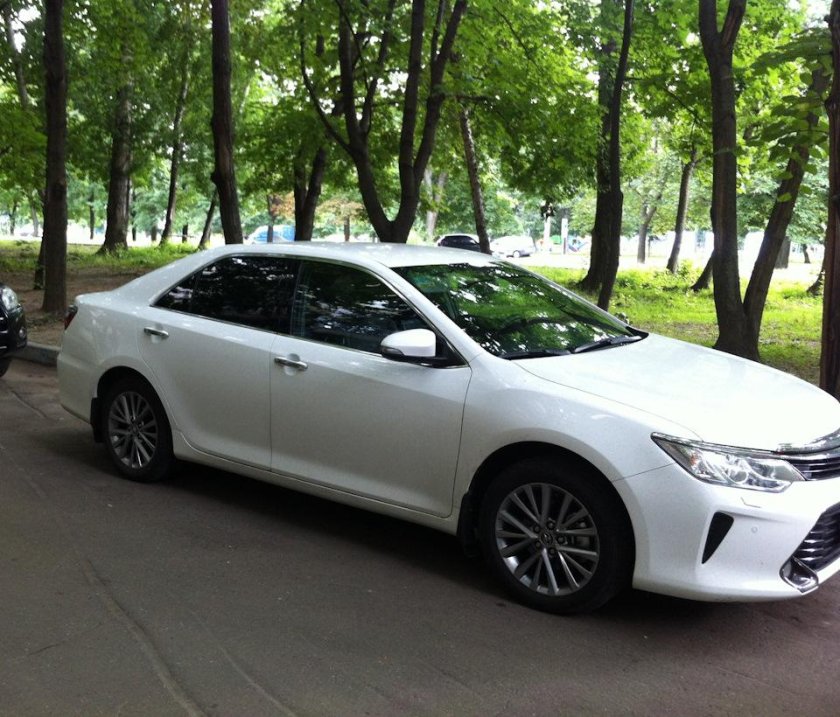 Toyota Camry белая
